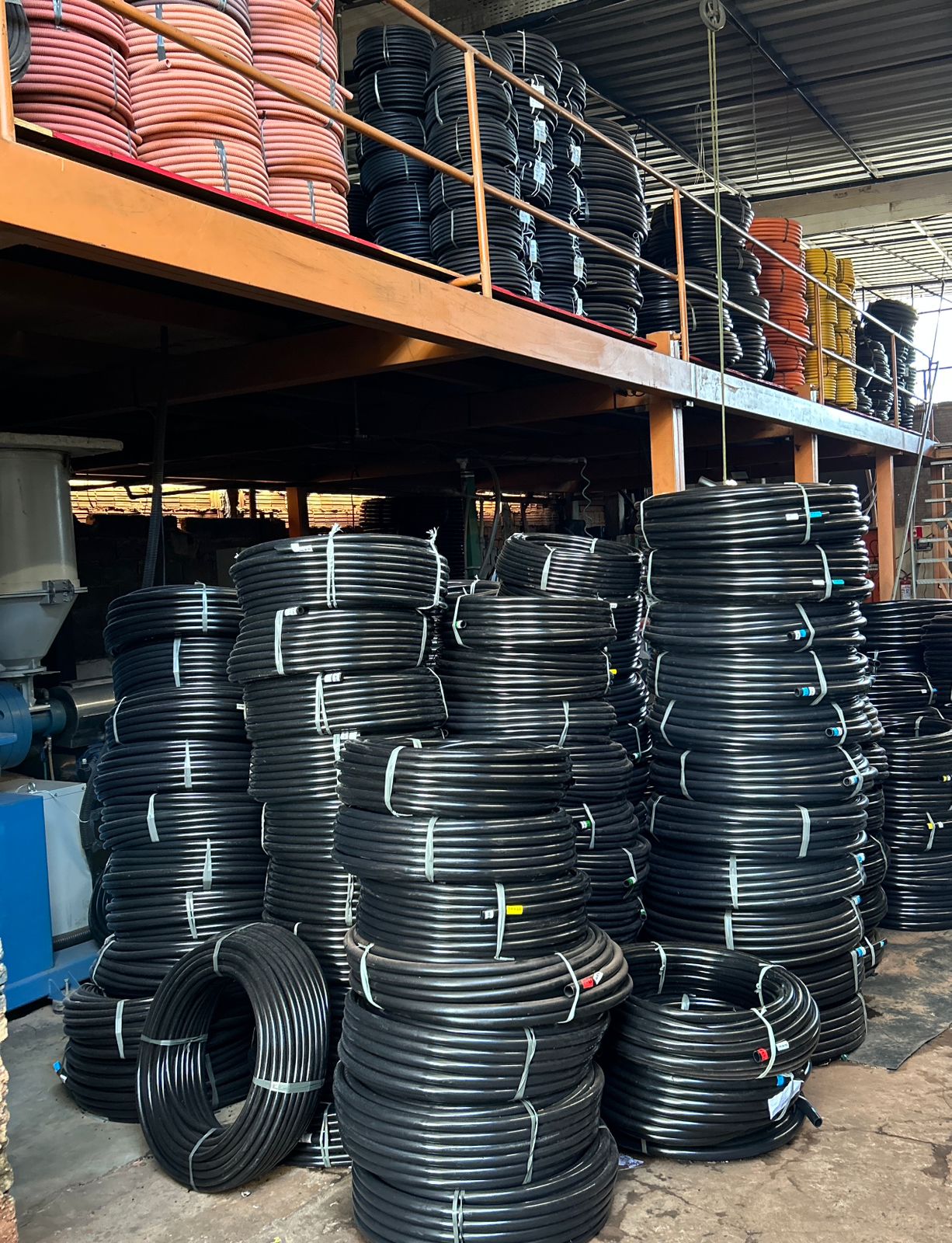 Interior da fábrica da Arca Plásticos