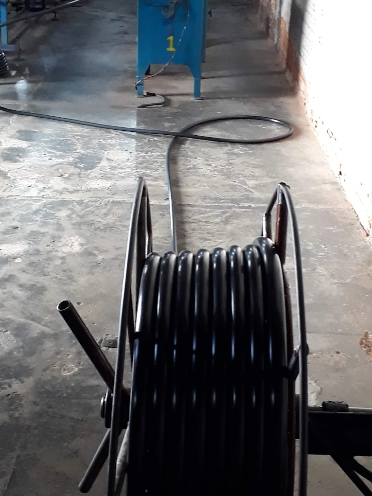 Equipe operando máquinas